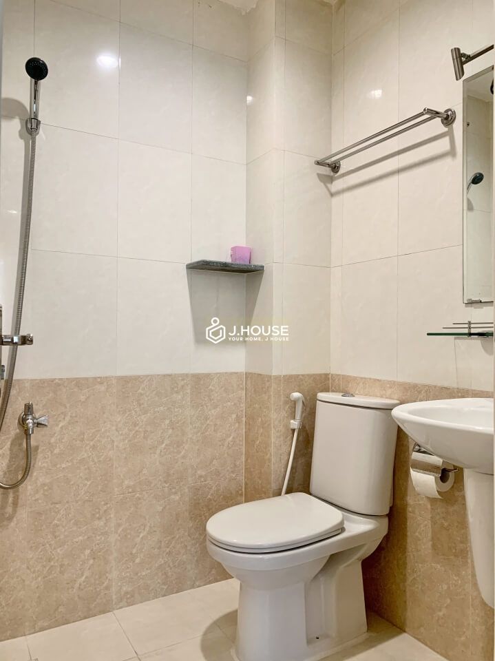 Spacious serviced apartment in Ben Thanh ward, District 1, HCMC-14