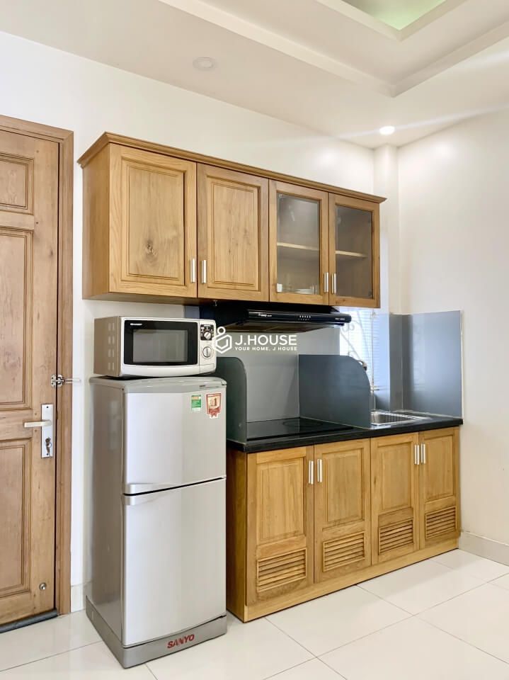 Affordable 1-bedroom apartment on Nguyen Trai Street, District 1, HCMC-3