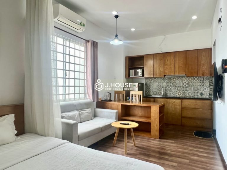 Bright serviced apartment near the airport on Bach Dang street, Tan Binh District, HCMC