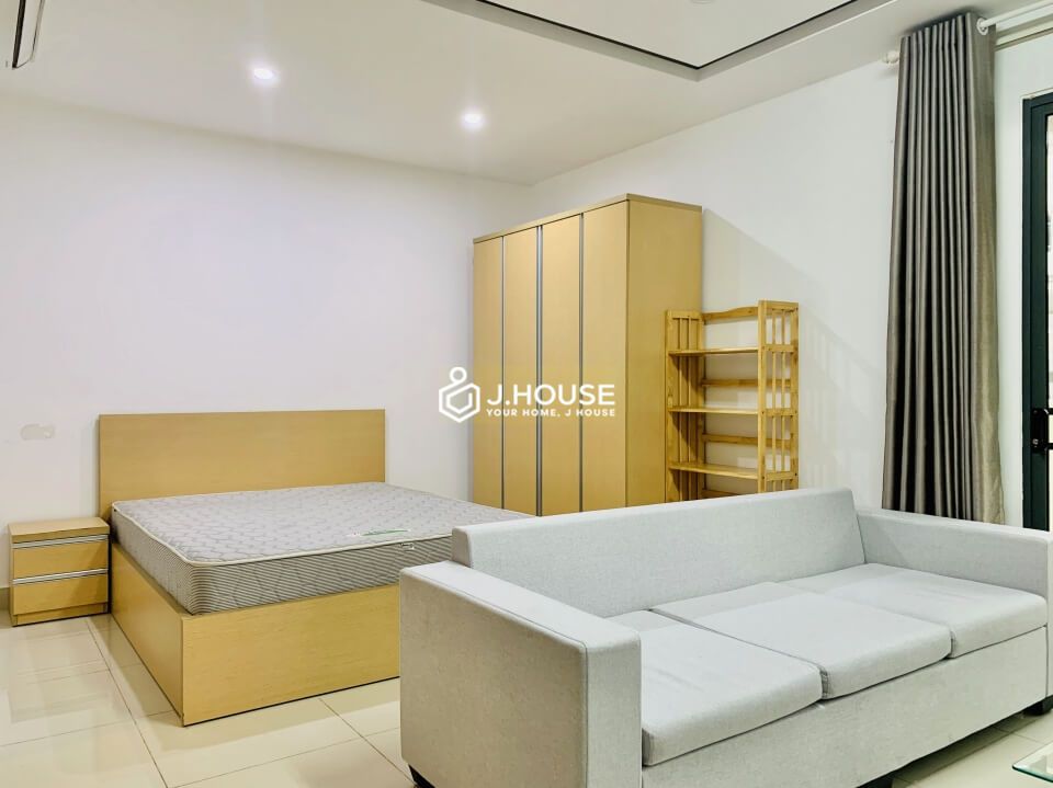 Bright serviced apartment with long balcony and rooftop swimming pool in Thao Dien, District 2-2