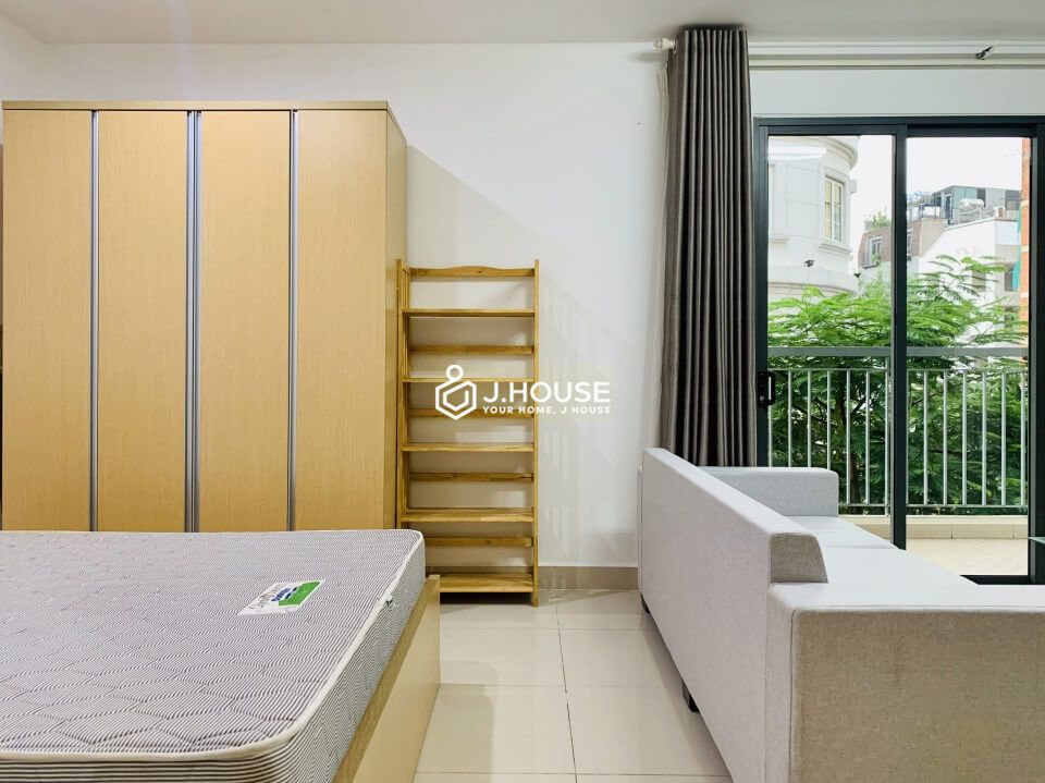 Bright serviced apartment with long balcony and rooftop swimming pool in Thao Dien, District 2-4
