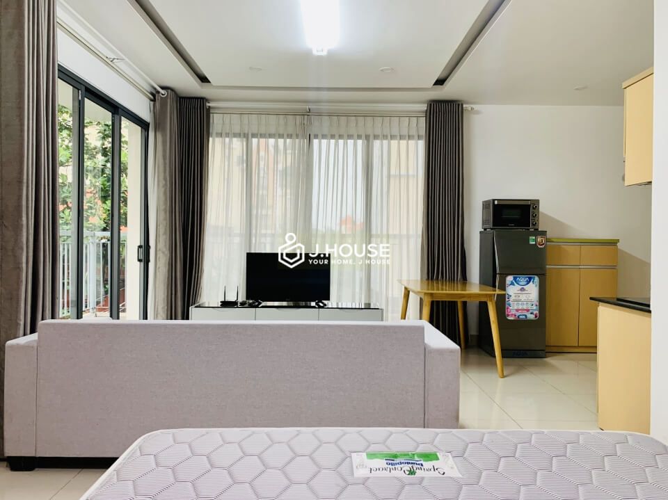 Bright serviced apartment with long balcony and rooftop swimming pool in Thao Dien, District 2-5