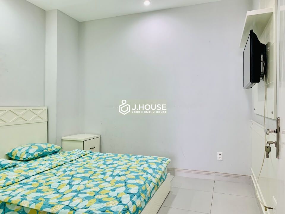 Fully furnished apartment on Le Thi Rieng street, District 1-5