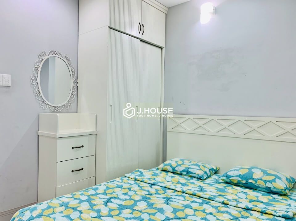 Fully furnished apartment on Le Thi Rieng street, District 1-6