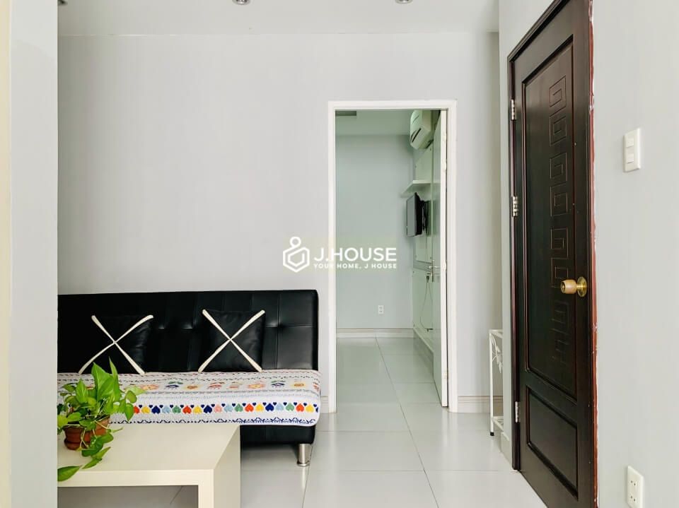 Fully furnished apartment on Le Thi Rieng street, District 1