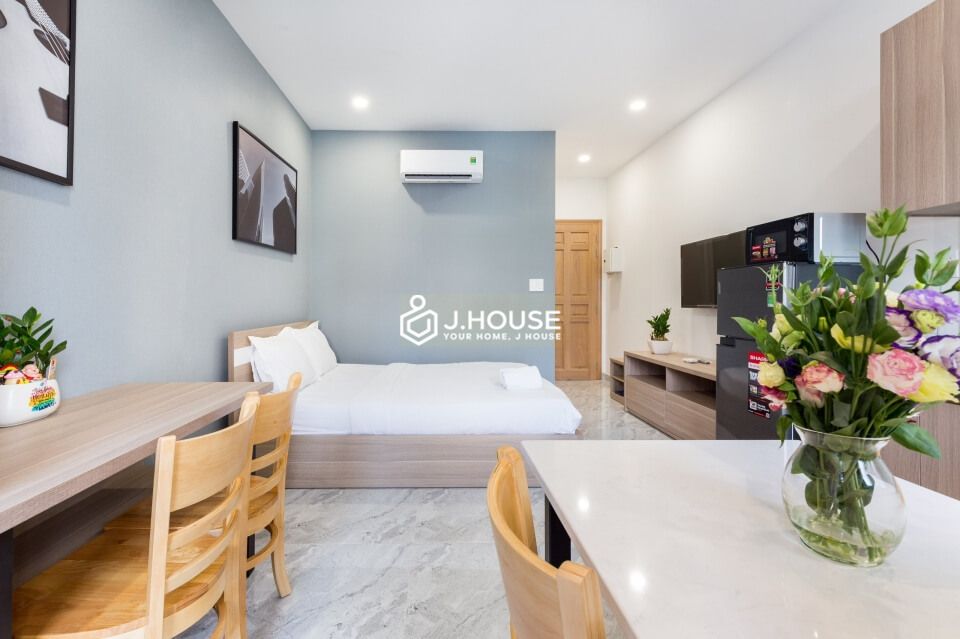Modern apartment has balcony and washer in Phu Nhuan District