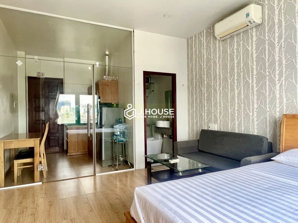 Fully furnished apartment on Nguyen Thien Thuat street, District 3, HCMC-3