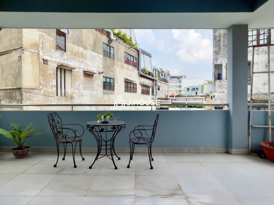 2 bedroom apartment with terrace on Le Thi Rieng Street, District 1, HCMC-10