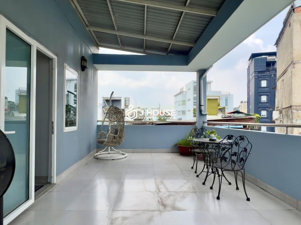 2 bedroom apartment with terrace on Le Thi Rieng Street, District 1, HCMC-12