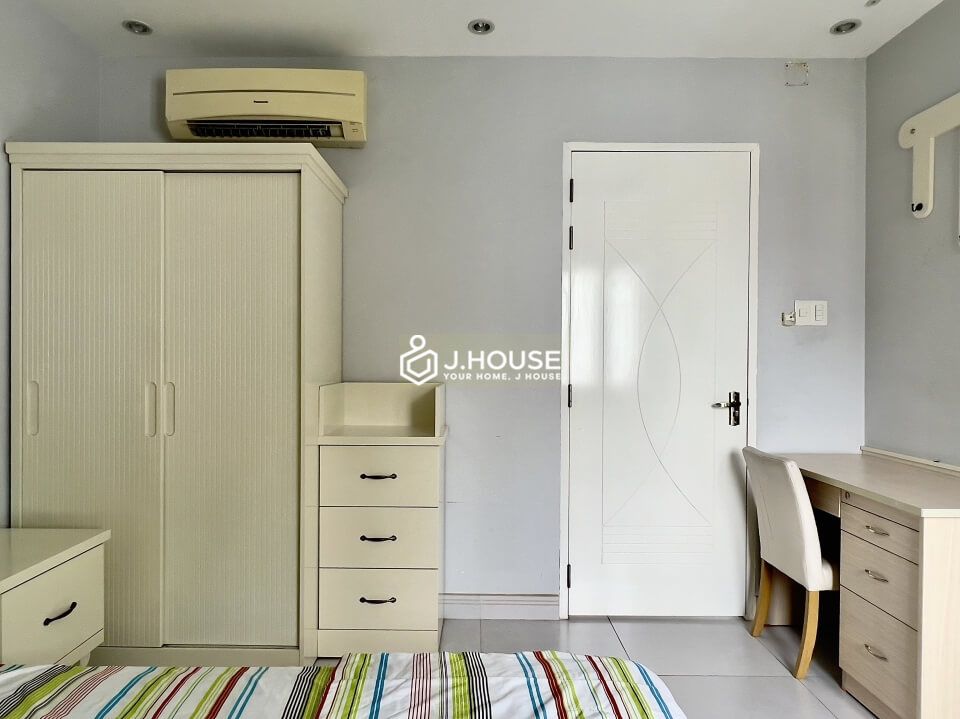 2 bedroom apartment with terrace on Le Thi Rieng Street, District 1, HCMC-6