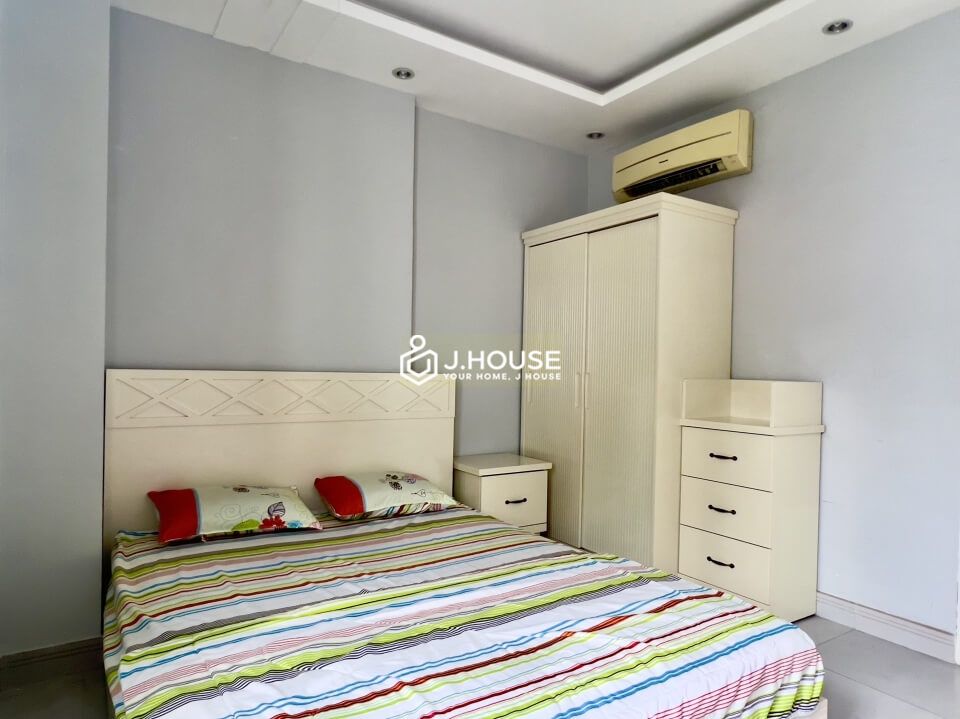 2 bedroom apartment with terrace on Le Thi Rieng Street, District 1, HCMC-7
