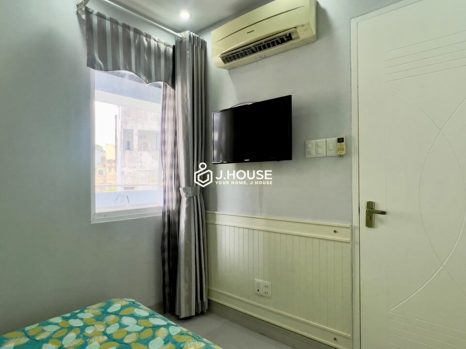 2 bedroom apartment with terrace on Le Thi Rieng Street, District 1, HCMC-9