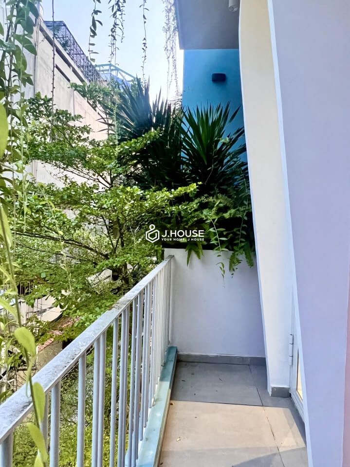 Modern serviced apartment on Le Van Sy street, District 3, HCMC-9