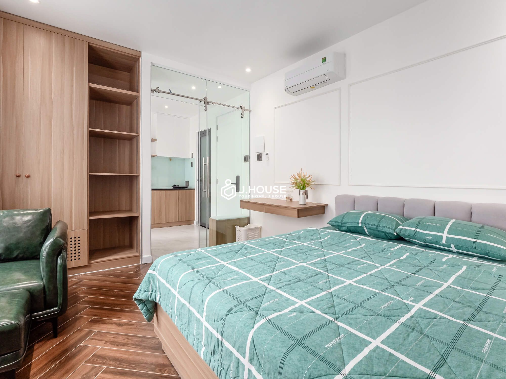New serviced apartment with balcony on Nguyen Cuu Van street, Binh Thanh District, HCMC-4