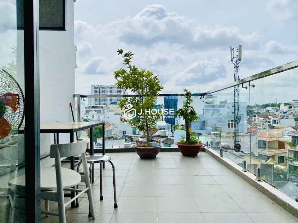 A fully furnished rooftop apartment has a terrace near the airport