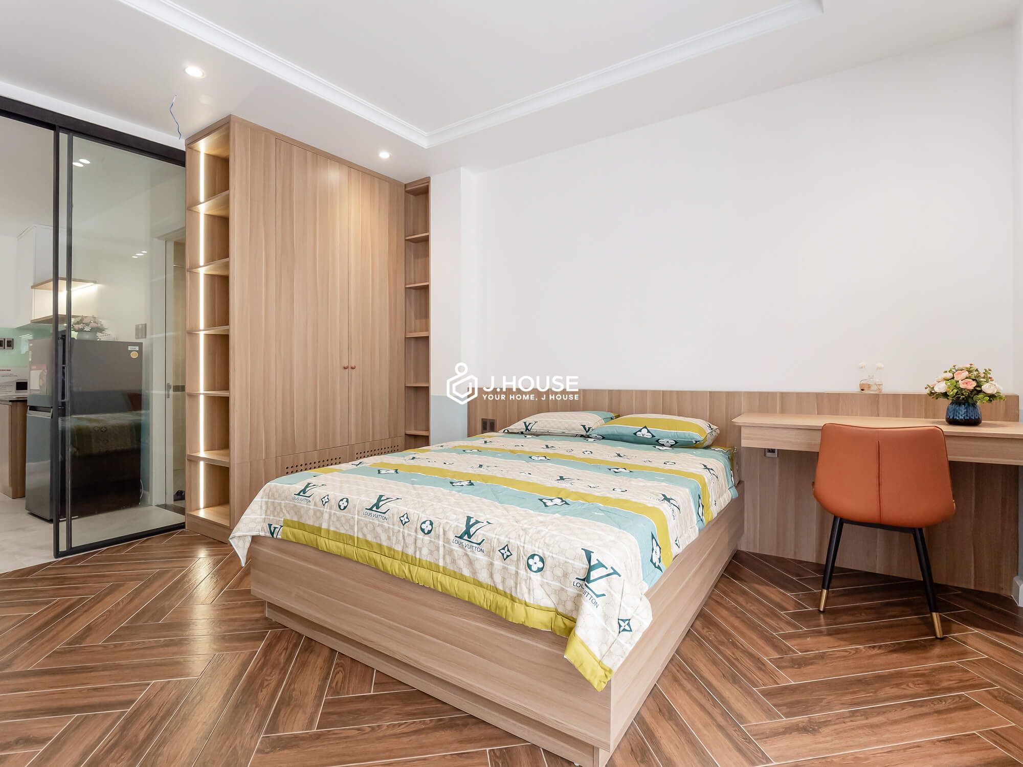 Serviced apartment with balcony on Nguyen Cuu Van street, Binh Thanh District, HCMC-1