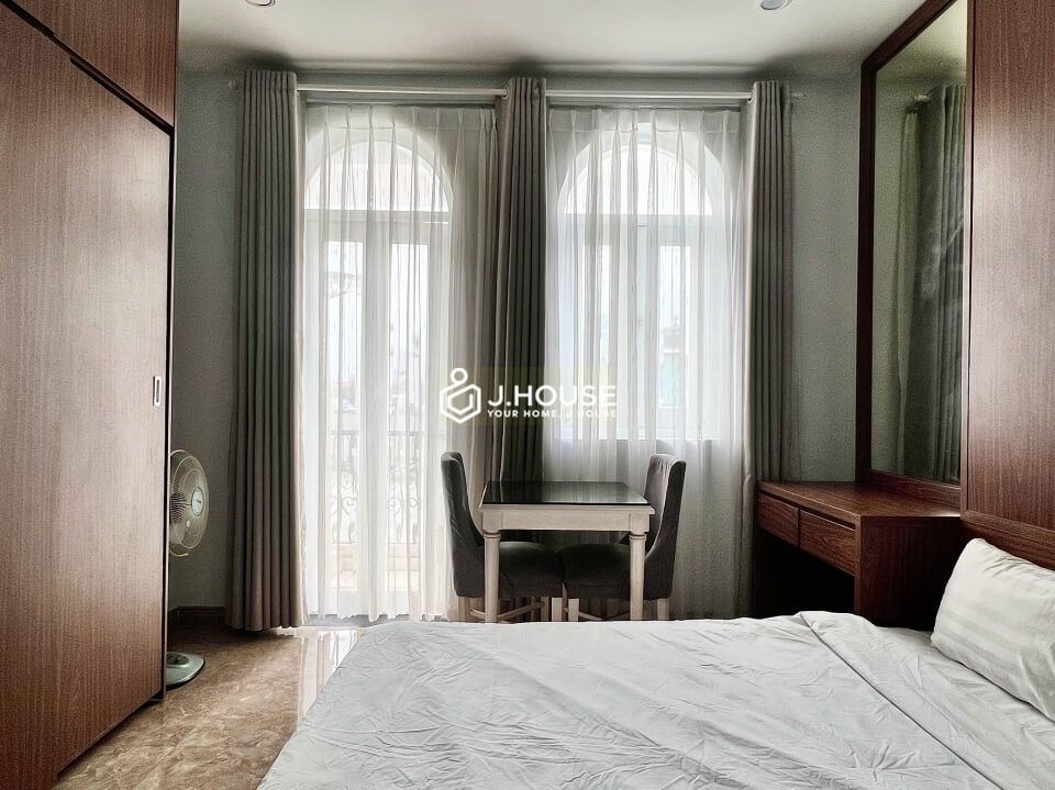 Serviced apartment with balcony on Nguyen Trai Street, District 1, HCMC-0