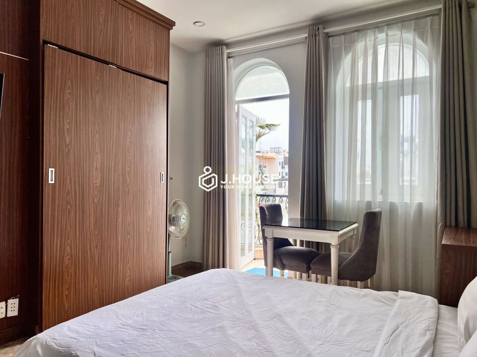 Serviced apartment with balcony on Nguyen Trai Street, District 1, HCMC-1
