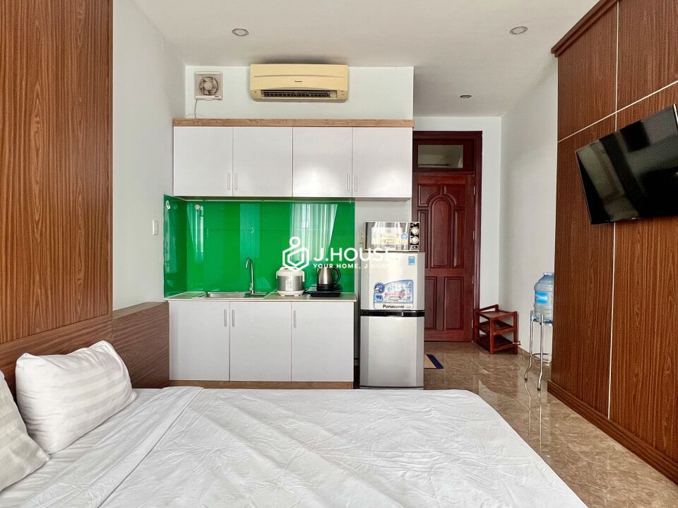 Serviced apartment with balcony on Nguyen Trai Street, District 1, HCMC-2