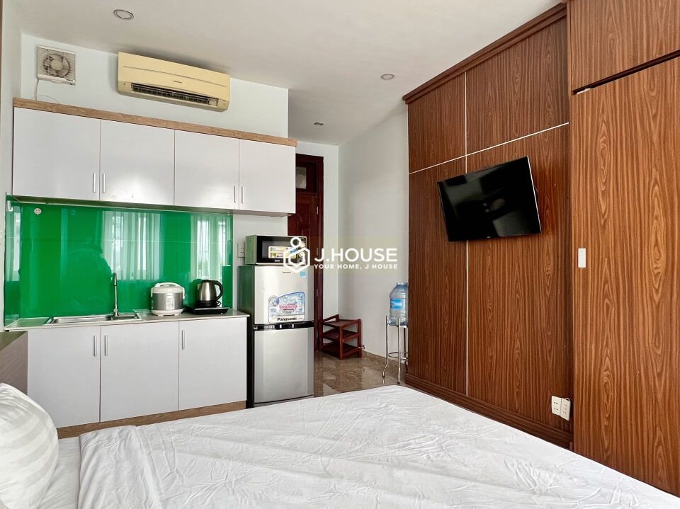 Serviced apartment with balcony on Nguyen Trai Street, District 1, HCMC-4