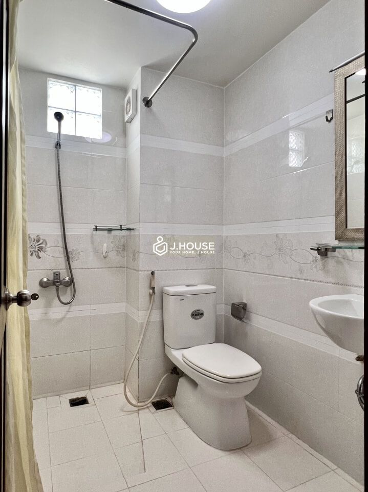 Serviced apartment with balcony on Nguyen Trai Street, District 1, HCMC-6