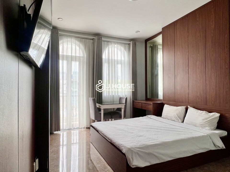 Serviced apartment with balcony on Nguyen Trai Street, District 1, HCMC