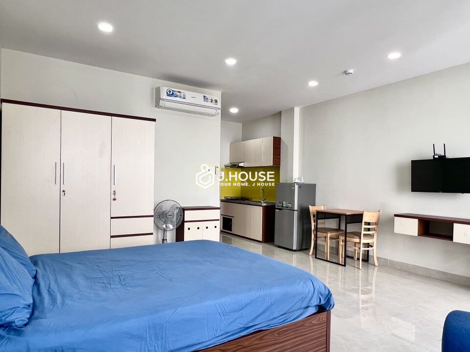 Spacious apartment with long balcony near the airport in Tan Binh District, HCMC-2