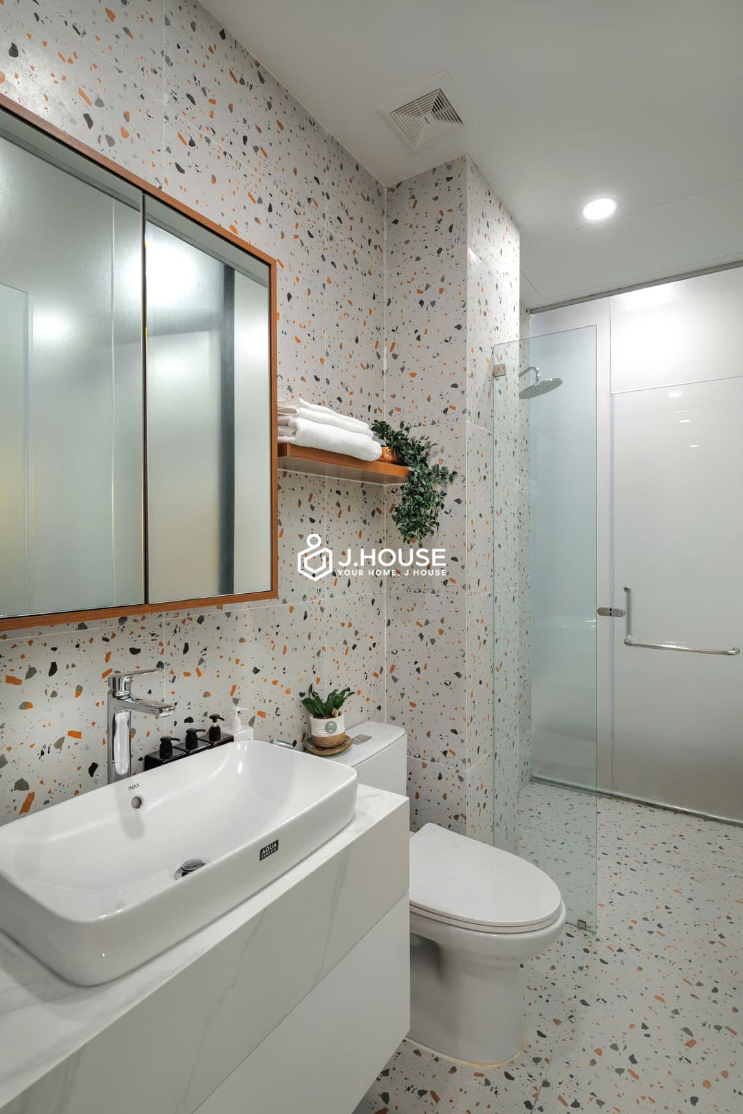 Studio apartment for rent in District 1 - Fullerton House