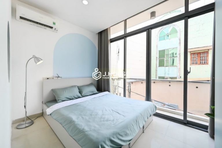Fully furnished apartment for rent with balcony in District 1, HCMC