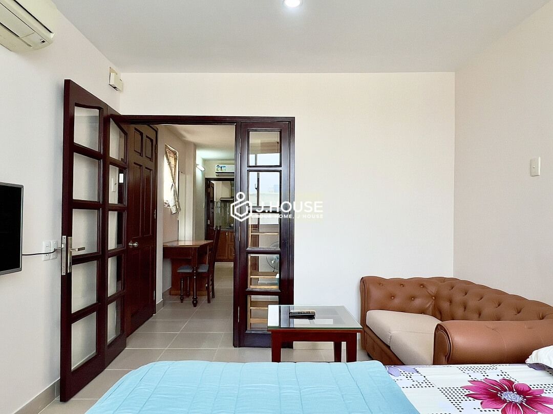 Bright 1 bedroom apartment for rent with balcony in District 1, HCMC