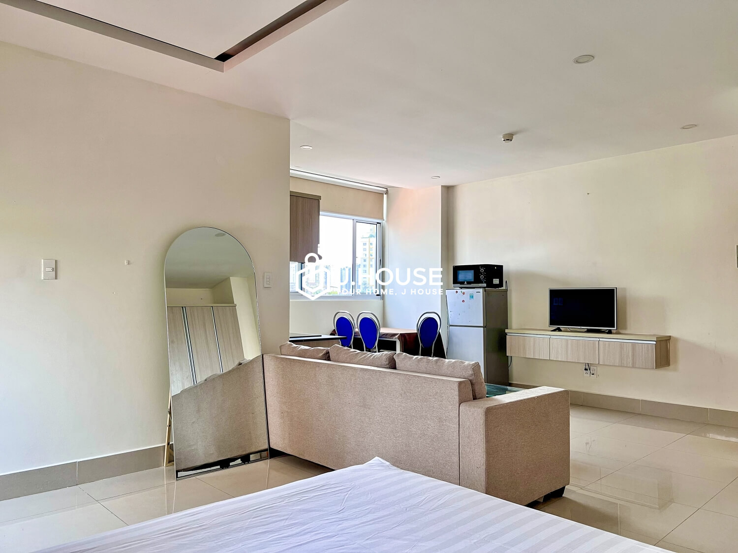 Bright studio apartment with pool and gym at Rosewood Apartment Thao Dien
