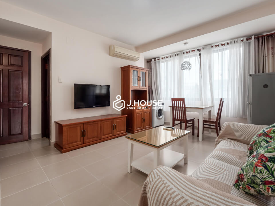 For rent apartment with balcony, bathtub & washer in District 1, HCMC