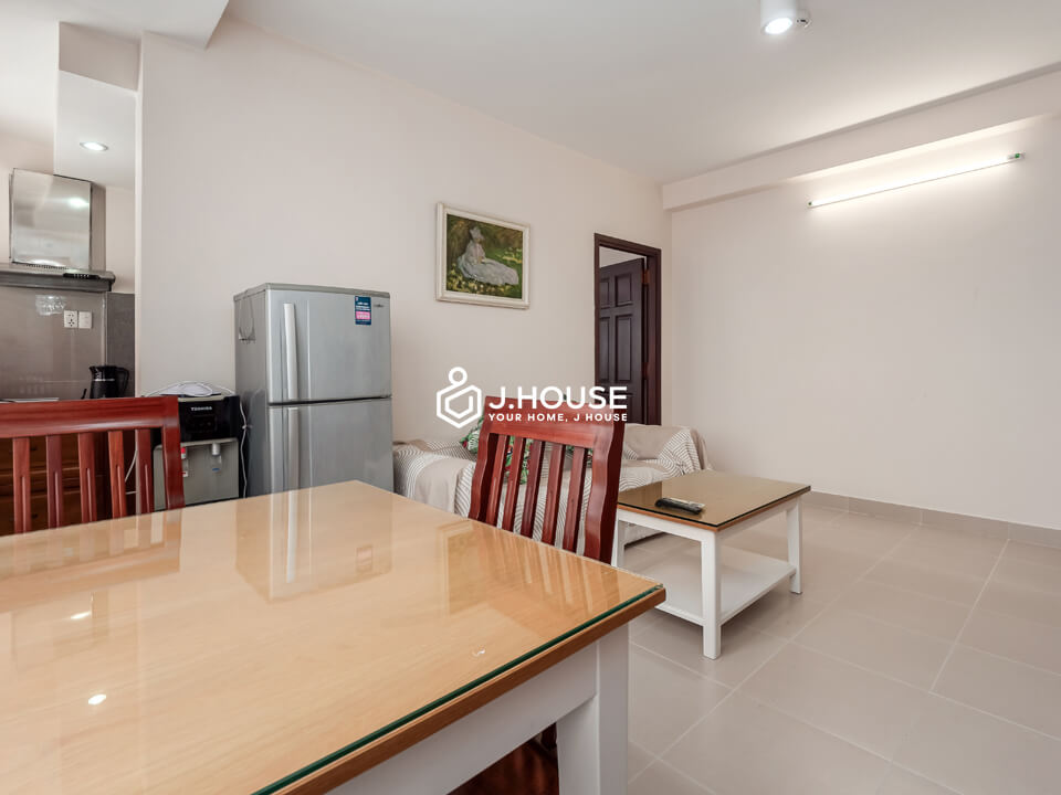 For rent apartment with balcony, bathtub & washer in District 1, HCMC