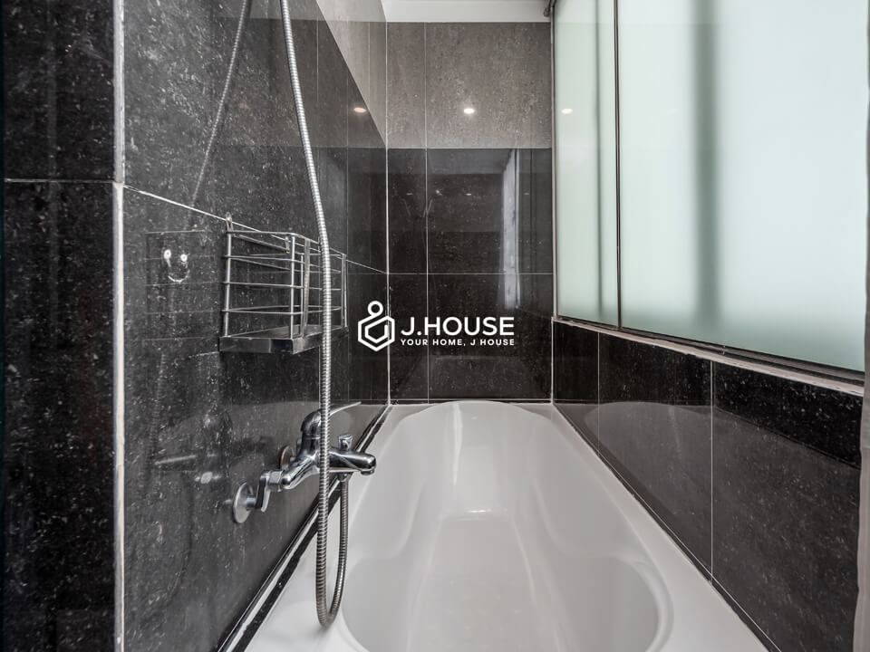 For rent apartment with balcony, bathtub & washer in District 1, HCMC