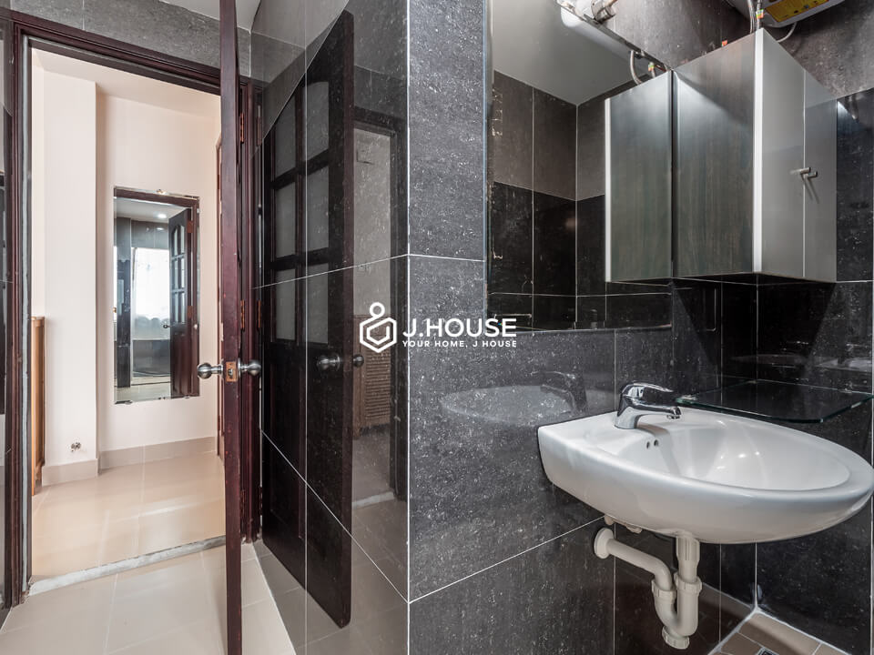 For rent apartment with balcony, bathtub & washer in District 1, HCMC