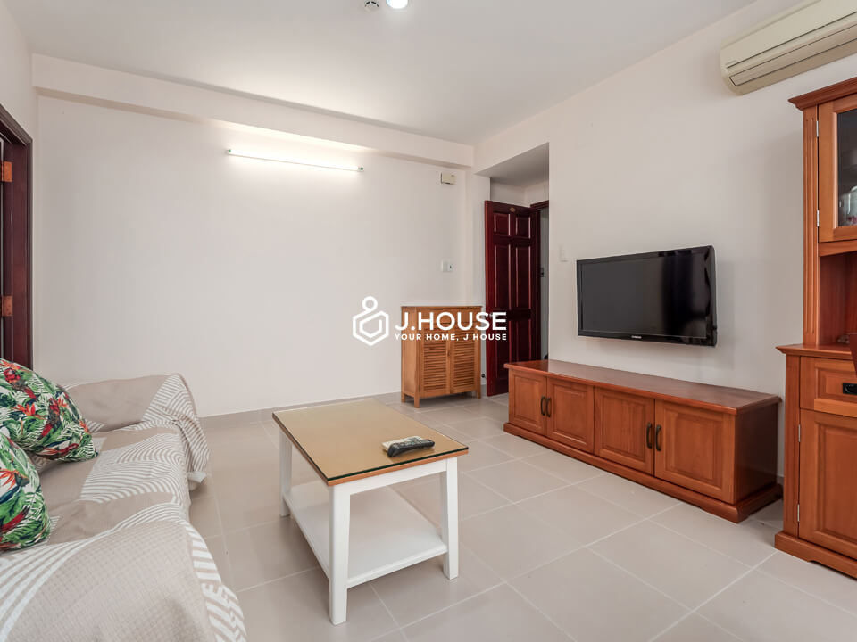 For rent apartment with balcony, bathtub & washer in District 1, HCMC