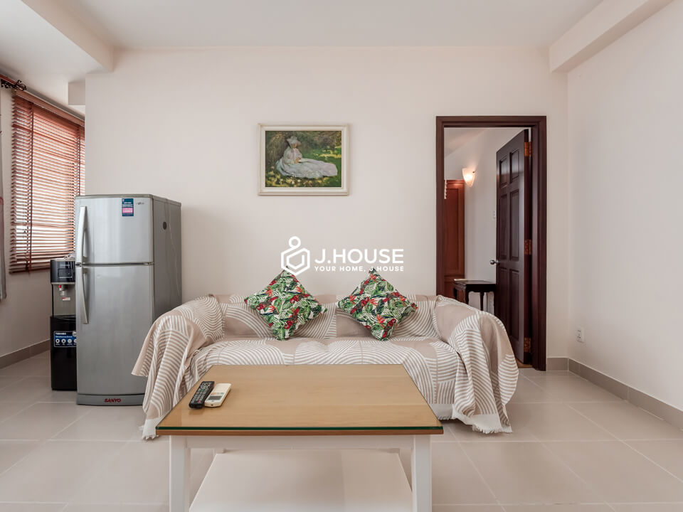 For rent apartment with balcony, bathtub & washer in District 1, HCMC