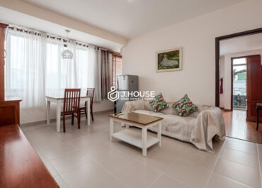 For rent apartment with balcony, bathtub & washer in District 1, HCMC