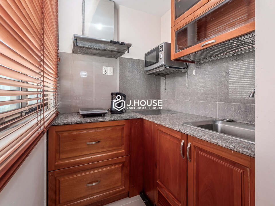 For rent apartment with balcony, bathtub & washer in District 1, HCMC