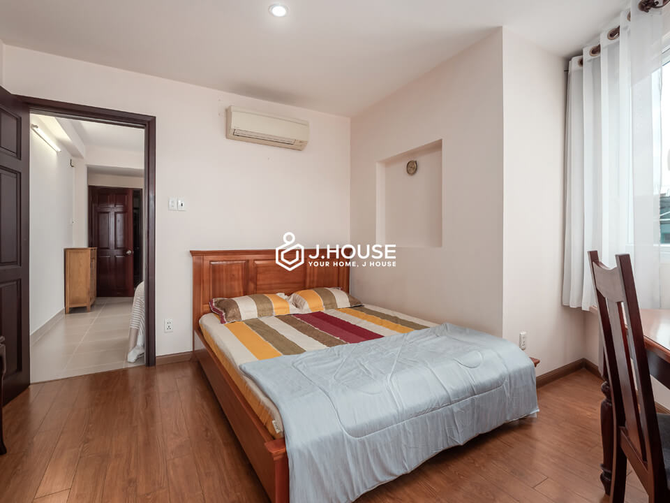 For rent apartment with balcony, bathtub & washer in District 1, HCMC