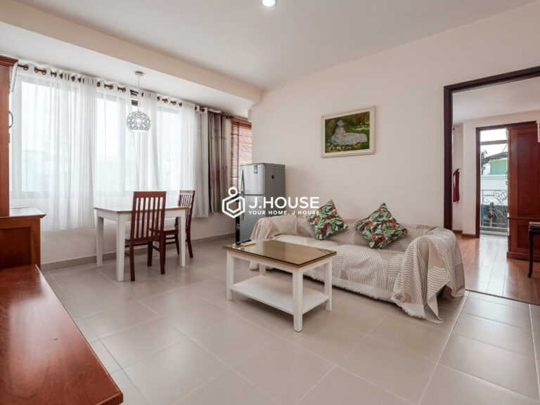 For rent apartment with balcony, bathtub & washer in District 1, HCMC