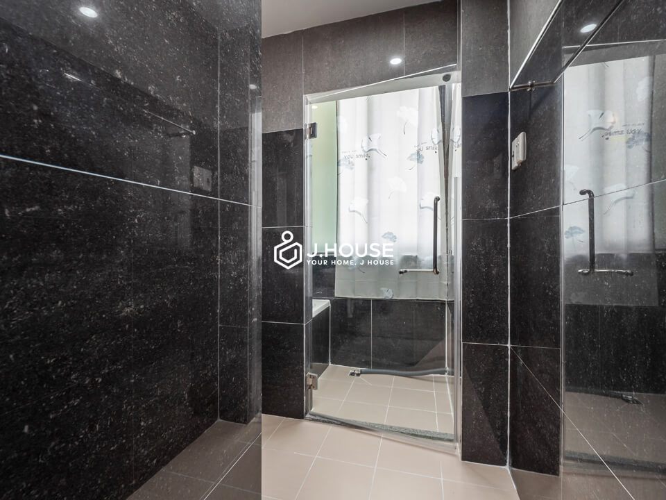 For rent apartment with balcony, bathtub & washer in District 1, HCMC