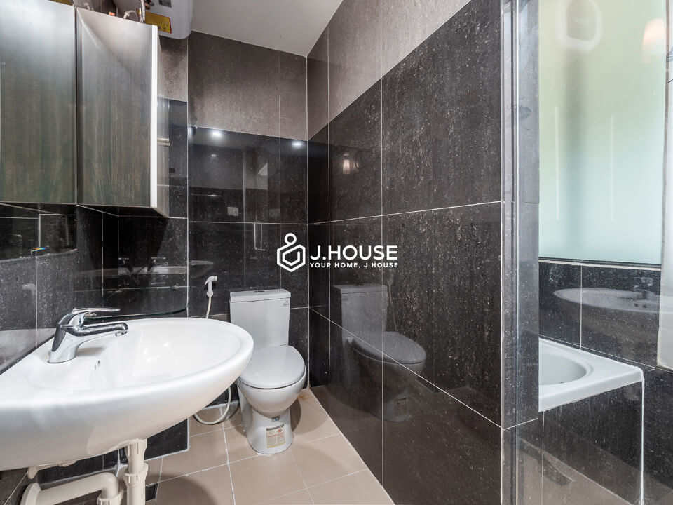 For rent apartment with balcony, bathtub & washer in District 1, HCMC
