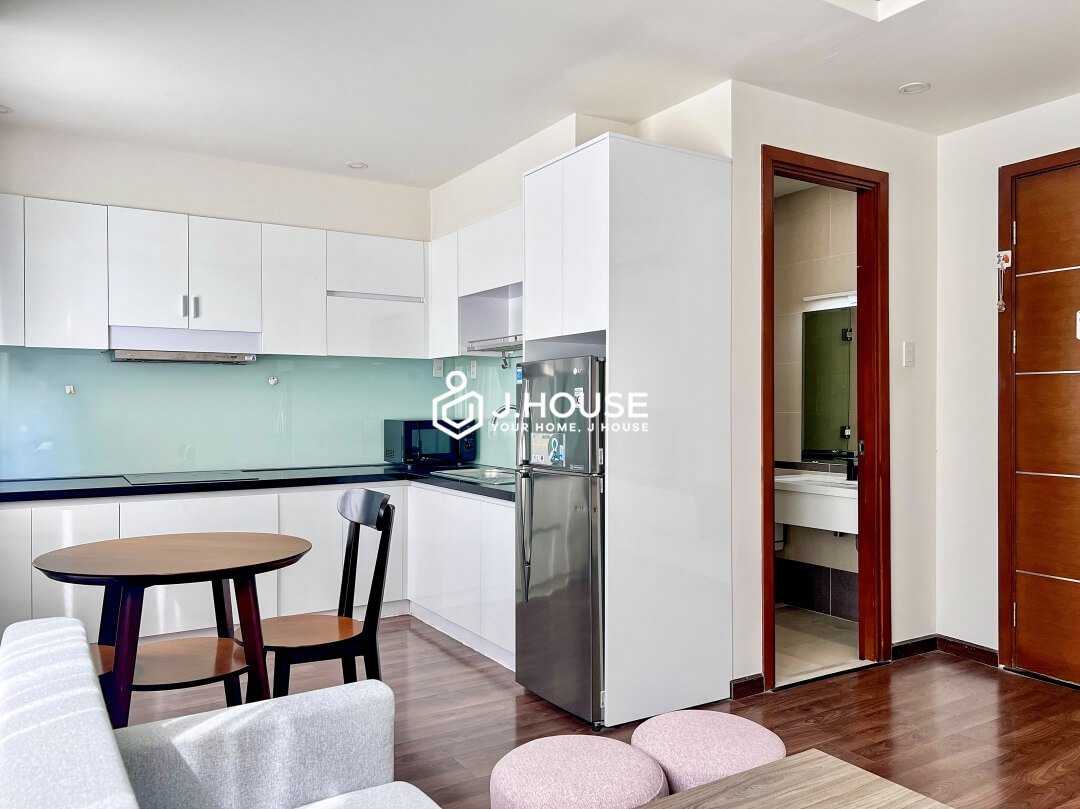 Rent spacious and bright 1 bedroom apartment in District 1, HCMC