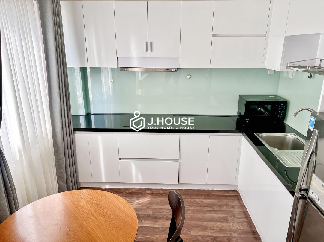 Rent spacious and bright 1 bedroom apartment in District 1, HCMC