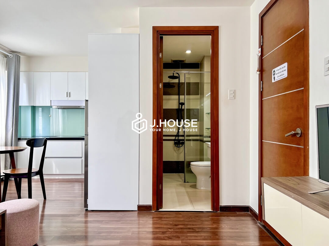 Rent spacious and bright 1 bedroom apartment in District 1, HCMC