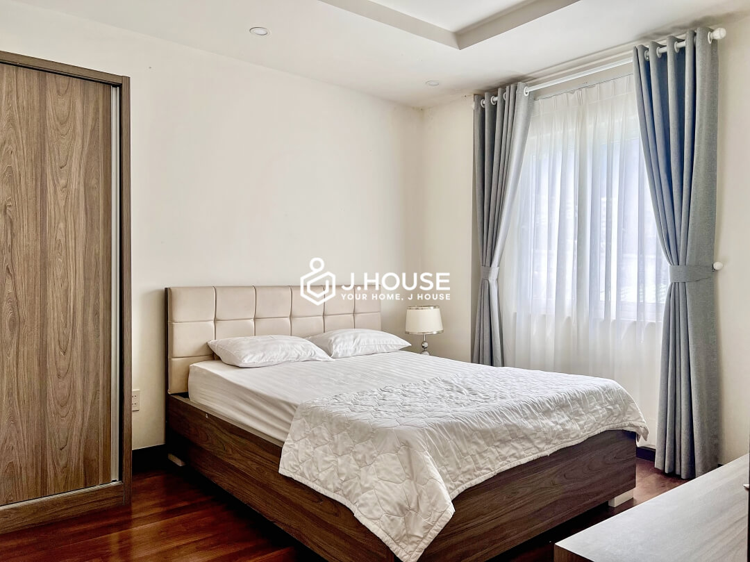 Rent spacious and bright 1 bedroom apartment in District 1, HCMC