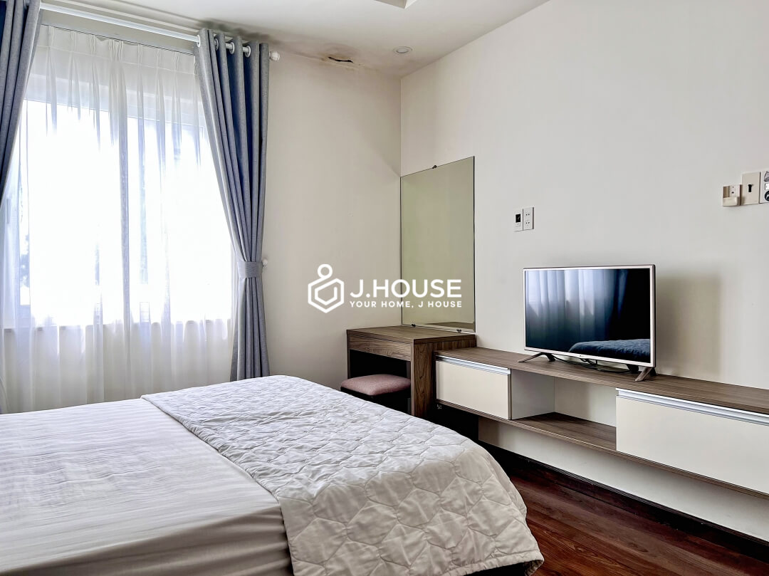 Rent spacious and bright 1 bedroom apartment in District 1, HCMC