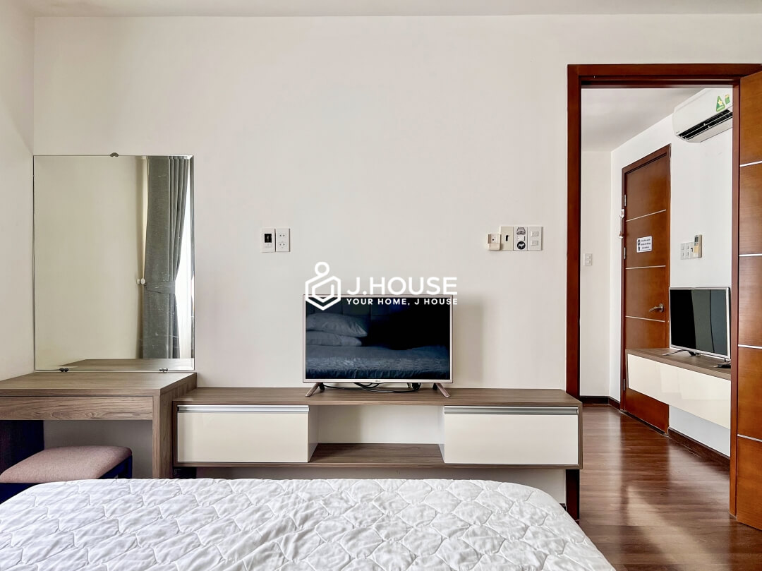 Rent spacious and bright 1 bedroom apartment in District 1, HCMC