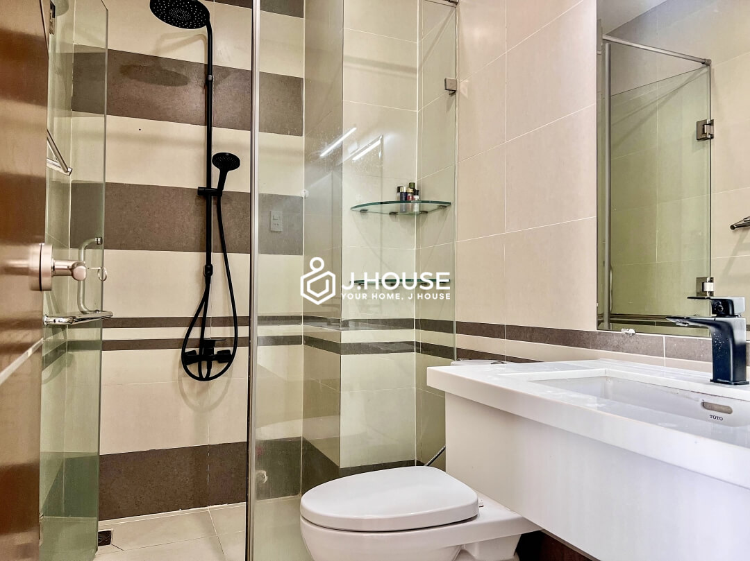 Rent spacious and bright 1 bedroom apartment in District 1, HCMC
